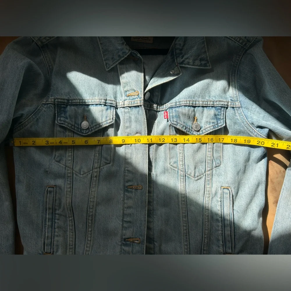 Levi's Classic Denim Jacket in Light Blue - Picture 4 of 5